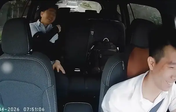 베트남 하노이에서 어린 딸을 태우고 생계를 위해 택시를 몰던 기사에게 한국인 승객이 아이에게 용돈을 건넨 사연이 알려지며 감동을 주고 있다. SNS 영상 캡처
