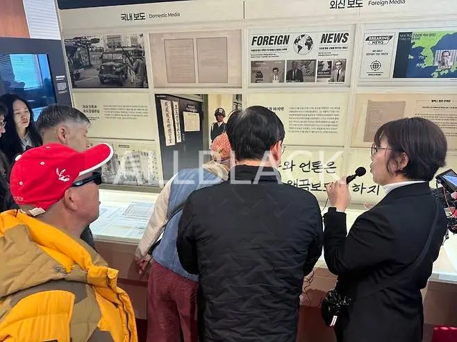 옛전남도청복원추진단 해설사가 28일 광주광역시 동구 옛전남도청에서 방문객들에게 설명을 하고 있다. 김석희 기자  